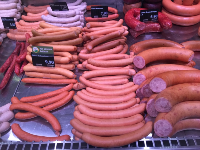 charcuterie-ST PAUL EN FORET-min_sausages_meat_butchery-1069321